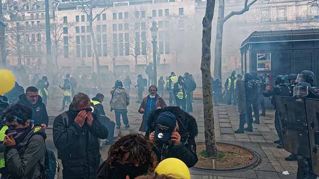  Les gaz lagrymogènes lancés sur des manifestants (non violent )